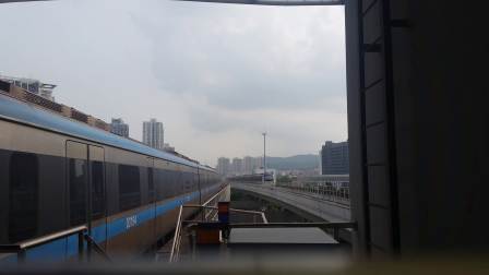 深圳地铁龙岗线布吉站开往双龙列车进站