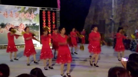 南彭衙广场舞团队在东孙家山联欢晚会表演视频（2）