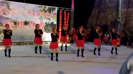 那坡广场舞团队在东孙家山联欢晚会表演视频（2）