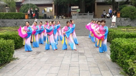 迎国庆，夏县老年大学舞蹈队为拉动旅游事业。到堆云洞景点义务宣传演出《好一个中国大舞台》