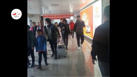 窦靖童独自现身西宁机场低头玩手机，穿皮衣一身黑帅气难挡！