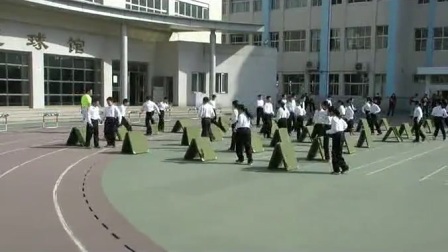 人教版小学体育与健康《30~40 米内通过3~4个障碍跑》教学视频，北京市西城区康乐里小学