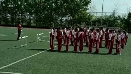 人教版小学体育与健康《30~40 米内通过3~4个障碍物的跑》教学视频，长春市南关区红旗小学校