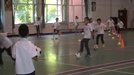 人教版小学体育与健康《脚内侧运球》教学视频，大连市实验小学