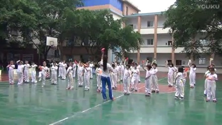人教版小学体育与健康《上步投掷沙包（或垒球）体育与健康人教版》教学视频，重庆市永川区上游小学校