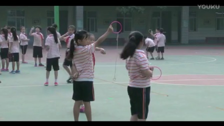 人教版小学体育与健康《单手持轻物投准》教学视频，郑州市金水区文化路第二小学