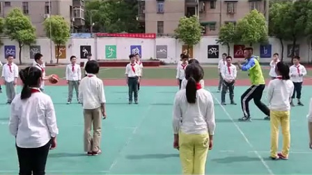 人教版小学体育与健康《原地双手胸前传接球》教学视频，芜湖市师范学校
