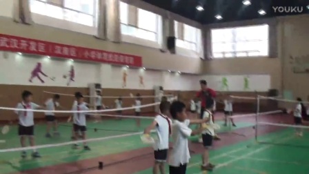 人教版小学体育与健康《正手发球》教学视频，武汉经济技术开发区三角湖小学