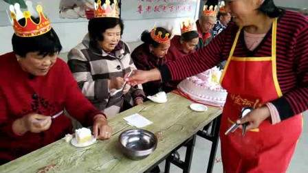 刘凤菊为老人喂生日蛋糕.