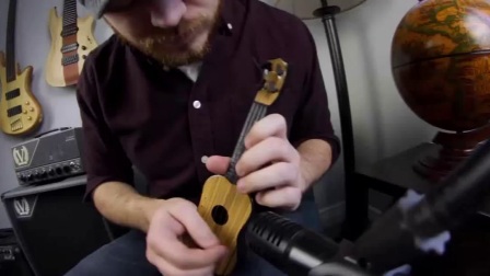 牛人手把手教你用“1元商店”买的“玩具吉他”演奏！-Rob Scallon