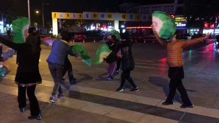 培培广场舞队晚上在排练扇子舞（亲亲茉莉花）8人2017.12.5