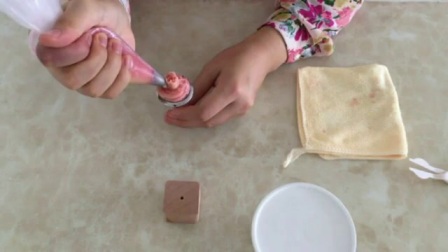 用奶油挤小寿桃的视频 蛋糕裱花制作 裱花教程视频入门