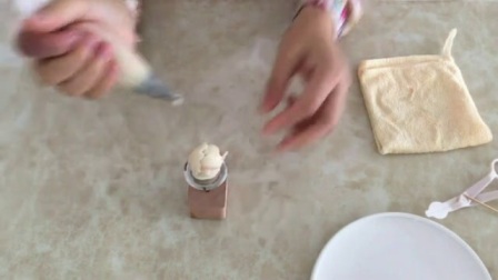 郑州裱花蛋糕培训学校 蛋糕裱花教学视频 自制裱花奶油的做法