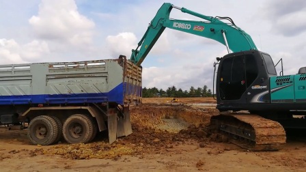 _ 神钢挖掘机SK200在装车