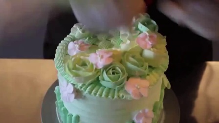 做寿生日蛋糕做法视频_生日蛋糕卡通生肖_卡通头像生日蛋糕_水果生日蛋糕裱花视频6