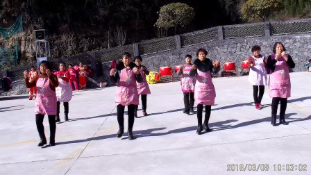 上洋青桠舞蹈队表演《双枪老太婆》
