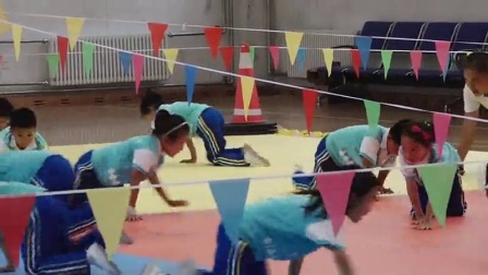 人教体育与健康课标版一至二年级《跪撑爬行与游戏》教学视频，获奖课视频