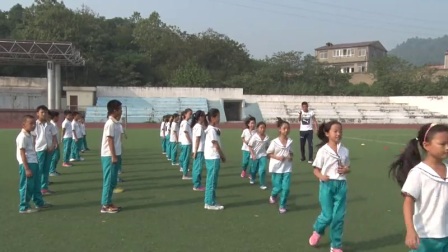 人教体育与健康五至六年级 原地双手投掷实心球 教学视频，获奖优课视频