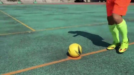 冀教版体育与健康一至二年级 小足球活动：传接地滚球游戏 教学视频，获奖课视频