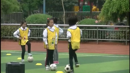人教版体育与健康一至二年级 小足球游戏——踩球 教学视频，获奖课视频