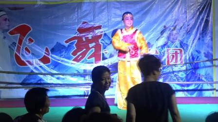 宁波市鄞州区塘溪镇育碶村飞舞艺术团在坊前村演出，节目主持人王小飞，摄于2018年6月28日。