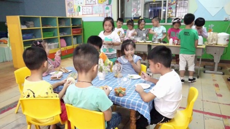 七彩童年幼儿园区角活动 《美食一条街》汇报视频