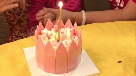 2019.11.24 最经典的生日蛋糕点蜡烛唱生日歌，听到唱歌那一刻，忍不住笑了，很腼腆，还害羞痴去婆婆那边，好开心