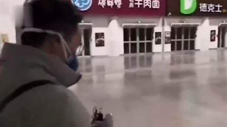 央视记者探访武汉红十字会，物资分发处遭保安阻拦，直播被切断