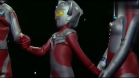 奥特曼：泰罗奥特曼一家三口真的很亲密，父母对他很宠爱！