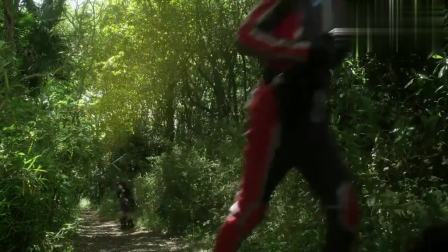 艾克斯奥特曼：警察看到外星人这么怂，竟然瞎开枪！