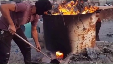 伊拉克回收废铝熔炼再生铝锭熔化过程，快看！熔铝炉土炉，震撼到你了吗？记得关注了解更多有色金属制品冶炼熔化压铸浇铸铸造行业技术