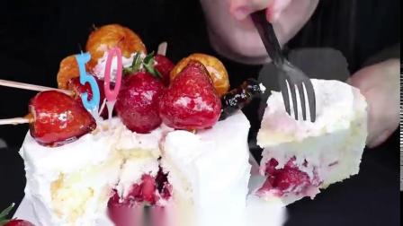 小可爱直播吃果冻、水果奶油蛋糕，漂亮又好吃