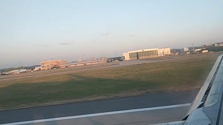 飞机降落在长春龙嘉机场