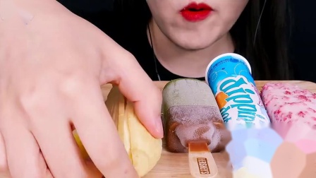 韩国小姐姐吃播&ldquo;玉米冰淇淋雪糕西瓜冰淇淋冰棍巧克力冰淇淋&rdquo;，听这咀嚼音，吃货欧尼吃得真馋人