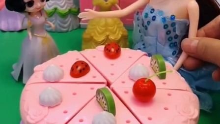 贝儿生日，王后准备了精美的蛋糕，却让白雪去打扫卫生！