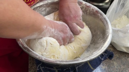 来看看香菇肉包是怎样练成的！肉包的制作过程：从备料-醒发-做馅-揉面-擀面-包馅，最后成为香喷喷热乎乎的包包包&hellip;子！