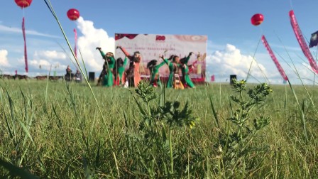 鄂温克族小鹿艺术团2021.715在鄂温克旗辉河演出圆满成功