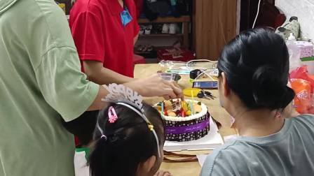 2021.10.2（农历八月二十六）小思文（五周岁生日快乐）吃蛋糕，点蜡烛，许愿望。