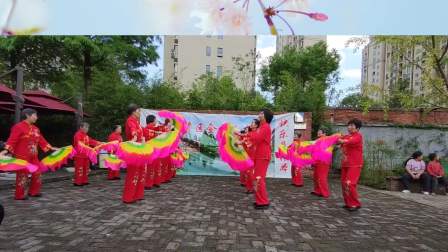 扇子舞《祖国你好》，表演者：平安生活驿站广场舞队，来自于奉贤区。