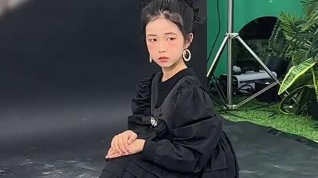 平时甜甜的桐桐秒变酷girl