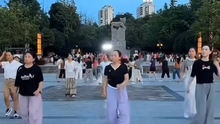 麻阳长河公园飘飘：热爱舞蹈，热爱健康，追求快乐三部曲《不跪的花》《我记得你眼里的依恋》《我们站着就是理由》！-20260727