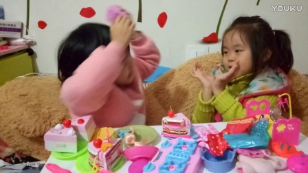 芭比娃娃美人鱼和俩萌宝过生日吃蛋糕一起快乐的玩耍 游戏