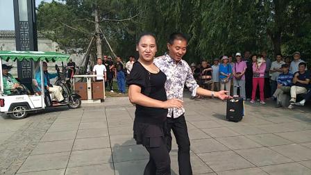 2018年6月12日沈阳奇艺舞蹈团宝哥王杰在沈阳塔湾后塔公园表演北风吹新潮慢三舞