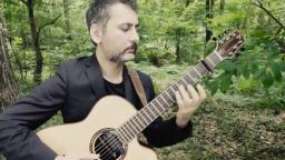 土耳其吉他手Ali Deniz Kardelen指弹吉他改编作品「Black Earth」