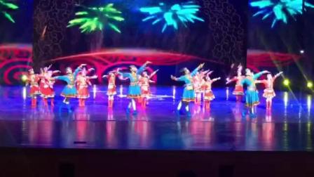 乌拉特中旗轻舞飞扬的孙雅童等小演员们带着舞蹈《嘿嘿，岱日查》参加内蒙古小荷花艺术节并获奖。