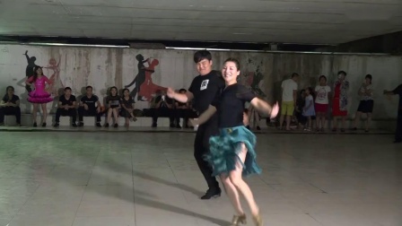 北京小胖老师和百荣娜娜老师在东关大桥小卢老师聚舞活动上表演吉特巴。（跳舞网录制）_超清