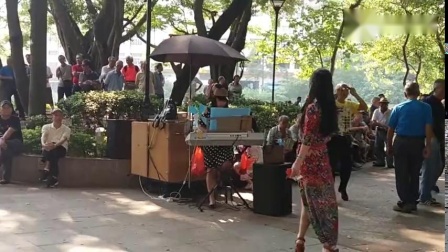 女歌手小红在公园演唱《美丽的甘南草原》嘹亮歌声，民族味十足