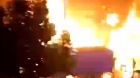 安徽省颍上县易购商场昨夜发生火灾，希望人没事。