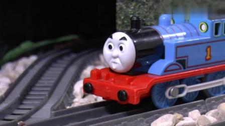 小火车托马斯玩具动画片，托马斯在隧道里看见了一个身影，是谁呢