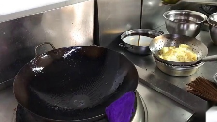 炒菜9年的厨师做西红柿炒鸡蛋，动作麻利，这技术值多少钱一个月搞笑视频